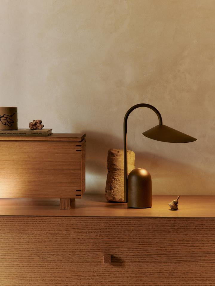 Entdecken Sie die elegante Arum Portable Tischleuchte von Ferm Living – stilvoll, tragbar und perfekt für jede Atmosphäre.