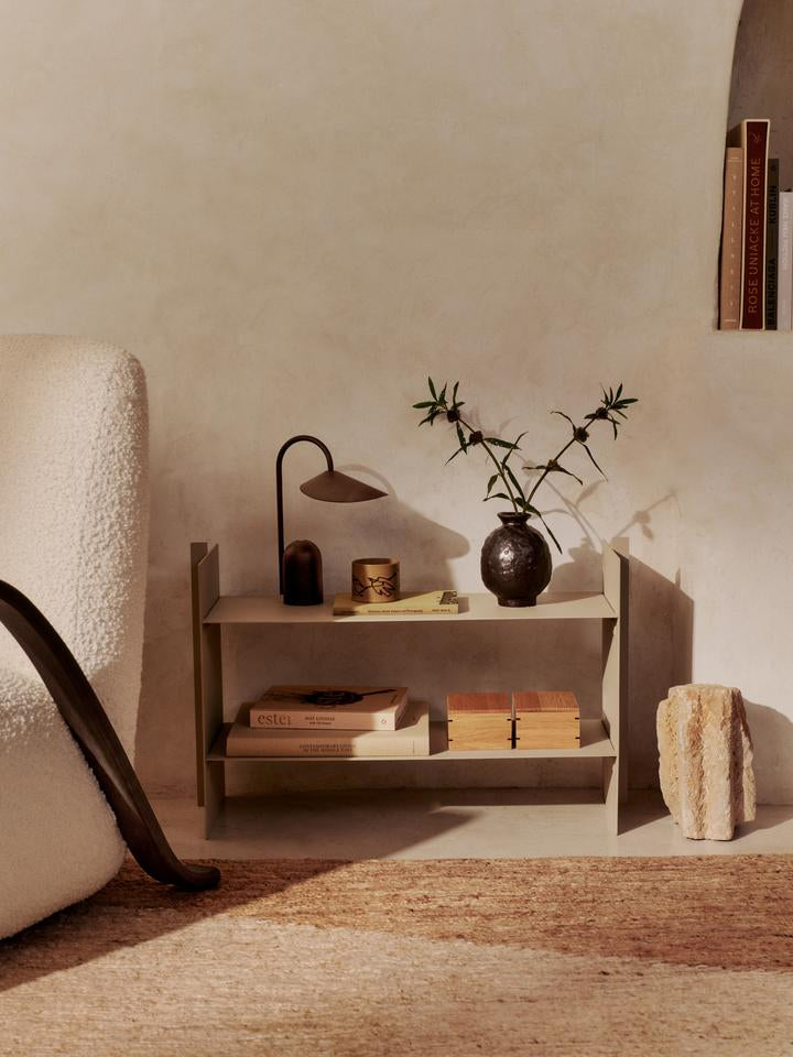 Die Arum Portable Tischleuchte von Ferm Living vereint modernes Design mit praktischer Mobilität. Ideal für stimmungsvolle Beleuchtung überall.