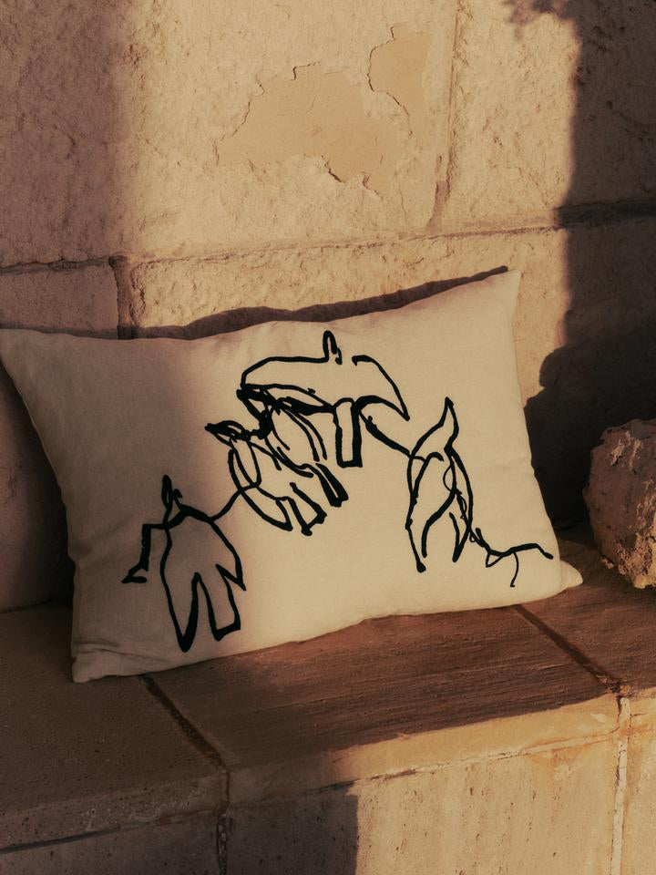 Vuelo Kissen in Natürlich präsentiert im Onlineshop von KAQTU Design AG. Deko Kissen ist von Ferm Living