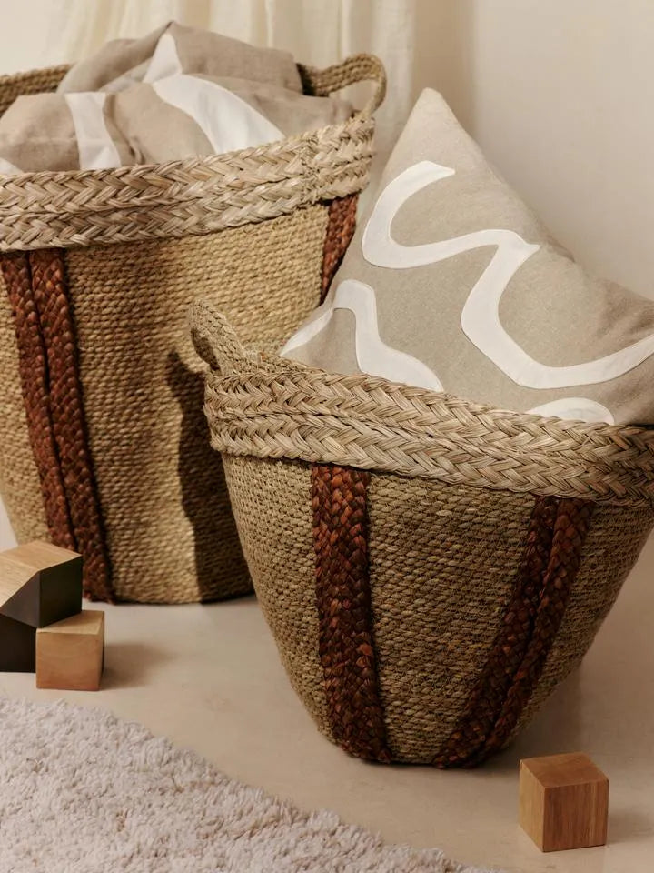 Mar Geflochtene Körbe Set aus 2  in Natürlich/Rotbraun präsentiert im Onlineshop von KAQTU Design AG. Aufbewahrungskorb ist von Ferm Living