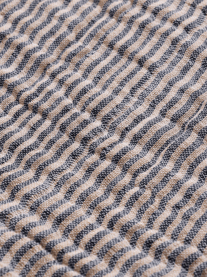 Fino Bettüberwurf in Tintenblau/Sand präsentiert im Onlineshop von KAQTU Design AG. Bettüberwurf ist von Ferm Living
