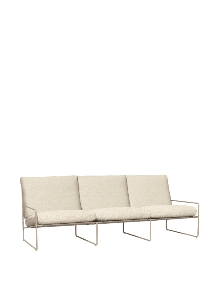 Verwandeln Sie Ihren Außenbereich mit dem Desert 3-Sitzer von Ferm Living in eine stilvolle Lounge-Oase. Komfortabel, langlebig und ideal für gesellige Momente.