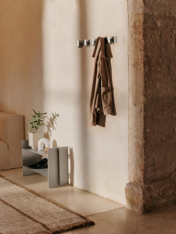 Entdecken Sie das Lager Low Regal von Ferm Living – ein stilvolles, kompaktes Möbelstück mit industriellem Flair, ideal für kleine Räume.