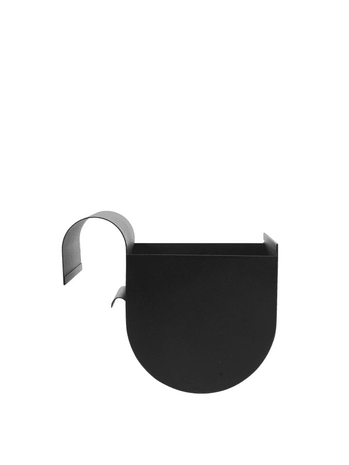Uma Balkonbox in Schwarz präsentiert im Onlineshop von KAQTU Design AG. Pflanzentopf Outdoor ist von Ferm Living