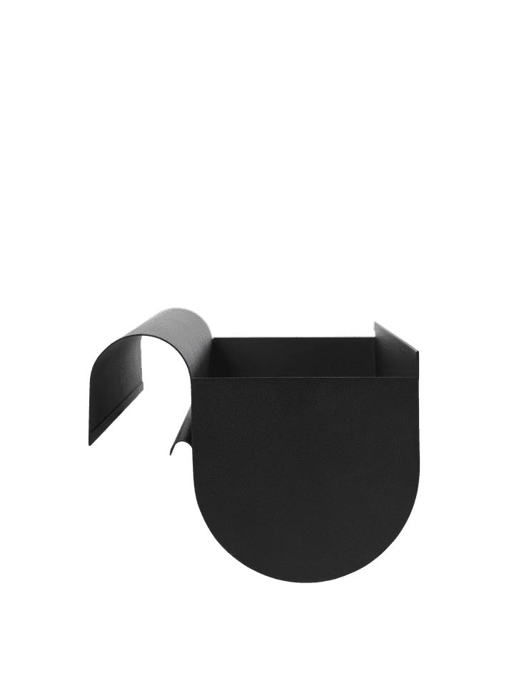 Uma Balkonbox in Schwarz präsentiert im Onlineshop von KAQTU Design AG. Pflanzentopf Outdoor ist von Ferm Living