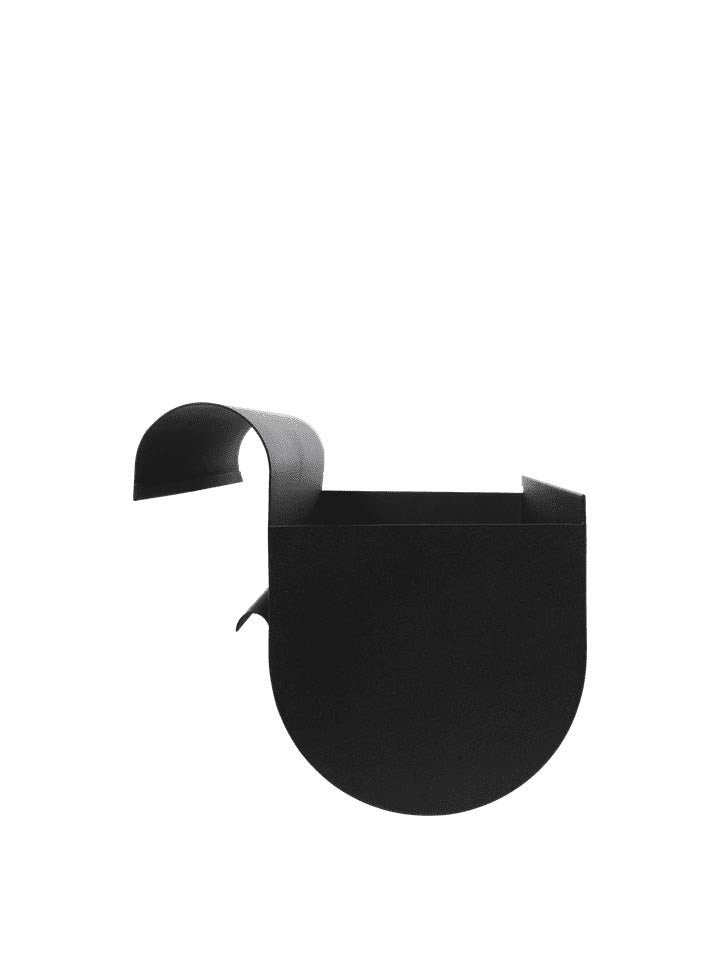 Uma Balkonbox in Schwarz präsentiert im Onlineshop von KAQTU Design AG. Pflanzentopf Outdoor ist von Ferm Living