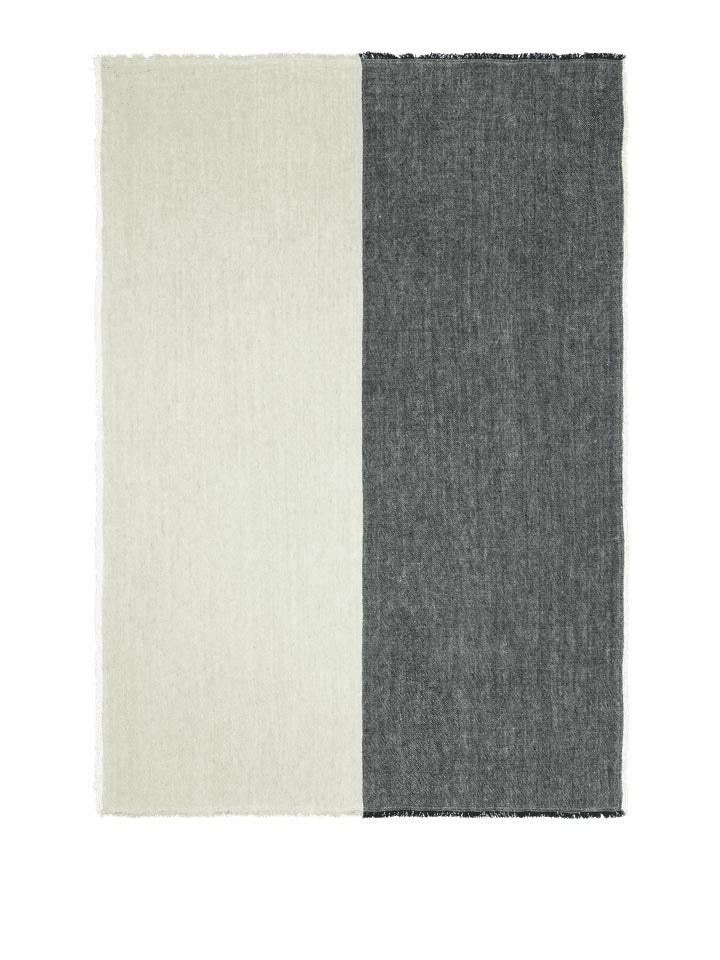 Pila Leinen Throw in Schwarz/Ulme Grün präsentiert im Onlineshop von KAQTU Design AG. Wolldecke ist von Ferm Living