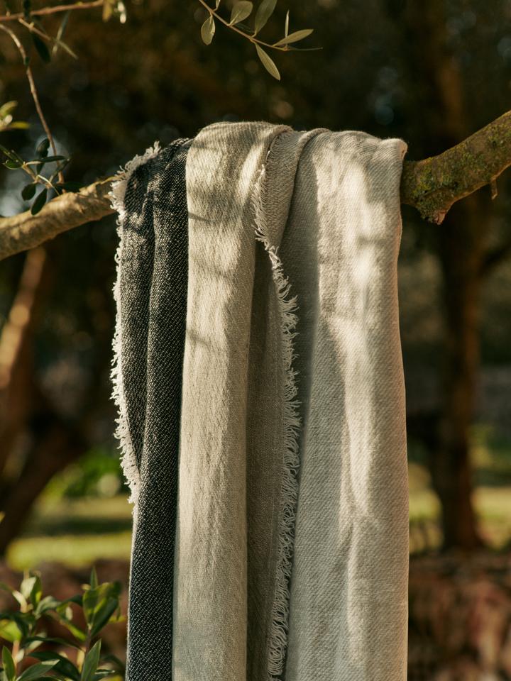 Pila Leinen Throw in Schwarz/Ulme Grün präsentiert im Onlineshop von KAQTU Design AG. Wolldecke ist von Ferm Living