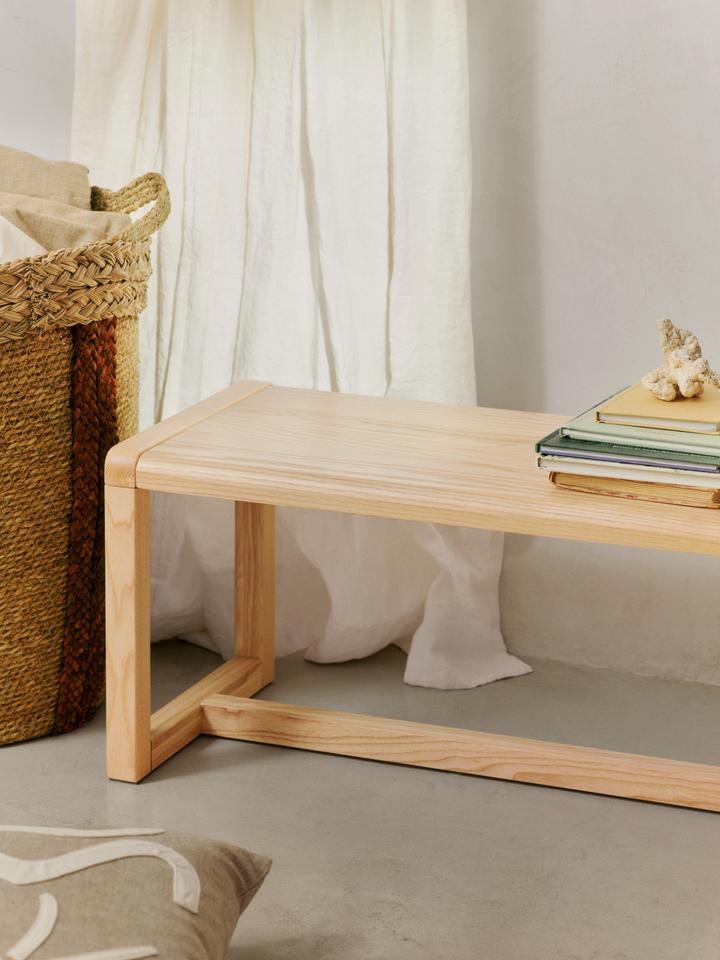 Entdecke die Little Architect Bank von Ferm Living – ein stilvolles Möbelstück aus FSC® zertifiziertem Eschenfurnier, ideal für kreative Kinder.