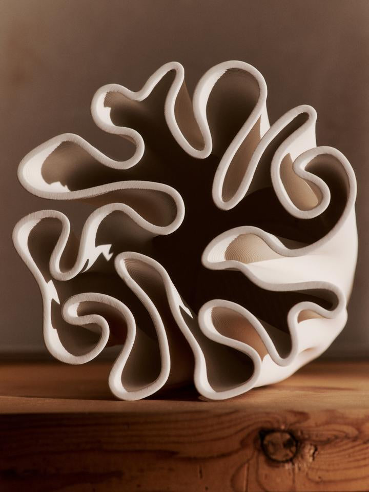 Entdecken Sie die Dedali Vase H18 von Ferm Living – ein kunstvolles Designstück, das Eleganz und Funktionalität vereint. Ideal für stilvolle Arrangements.
