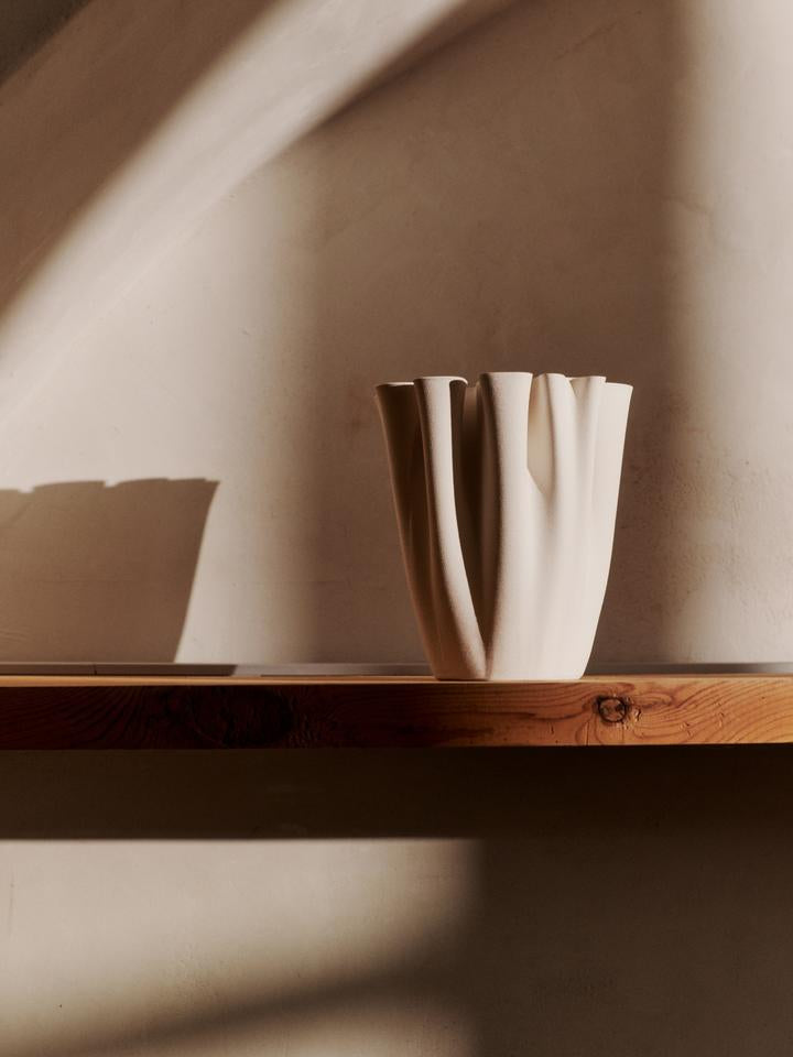 Dedali Vase H18  in Cremeweiss präsentiert im Onlineshop von KAQTU Design AG. Vase ist von Ferm Living