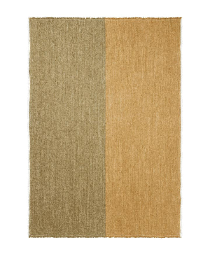 Pila Leinen Throw in Khaki/Gealtertes Gold präsentiert im Onlineshop von KAQTU Design AG. Wolldecke ist von Ferm Living