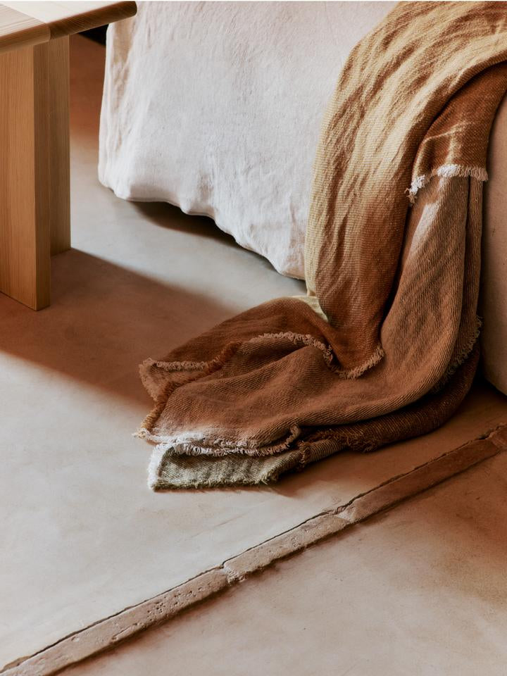 Pila Leinen Throw in Khaki/Gealtertes Gold präsentiert im Onlineshop von KAQTU Design AG. Wolldecke ist von Ferm Living