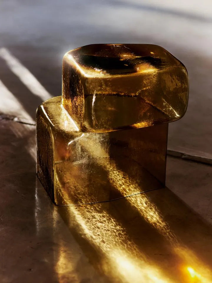 Oscil Skulptur  in Recyceltes Bernstein präsentiert im Onlineshop von KAQTU Design AG. Kunstgegenstände ist von Ferm Living