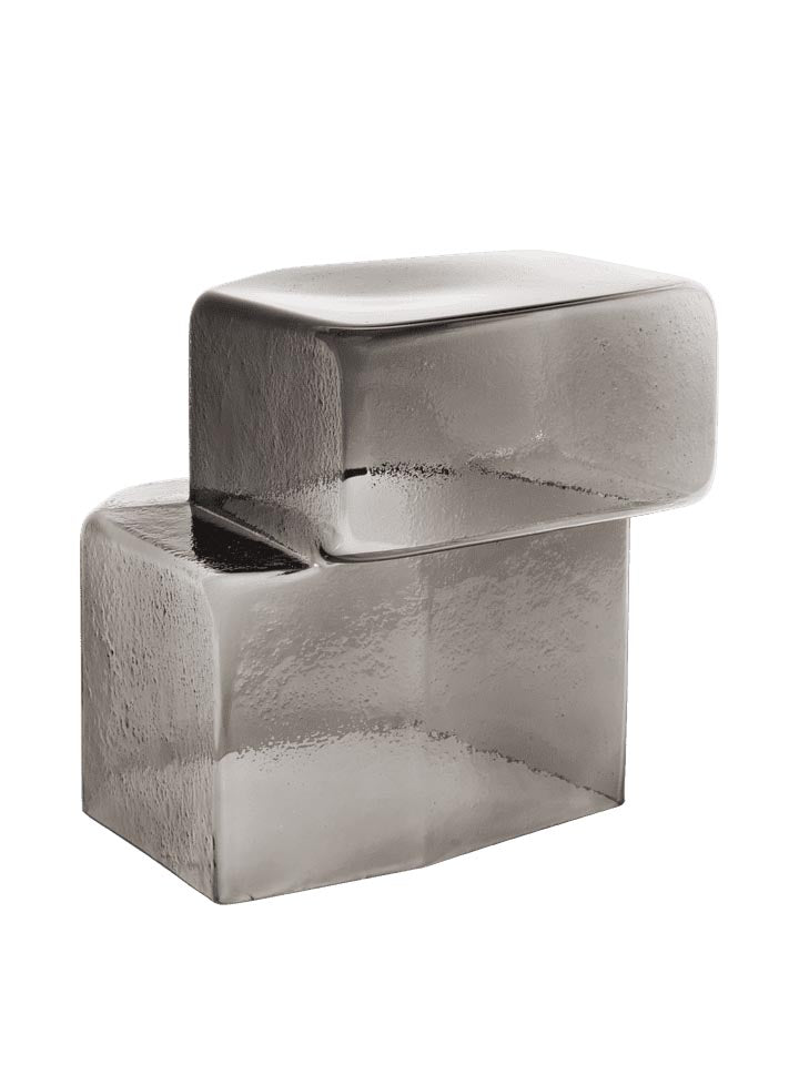 Oscil Skulptur  in Recyceltes Rauchgrau präsentiert im Onlineshop von KAQTU Design AG. Kunstgegenstände ist von Ferm Living