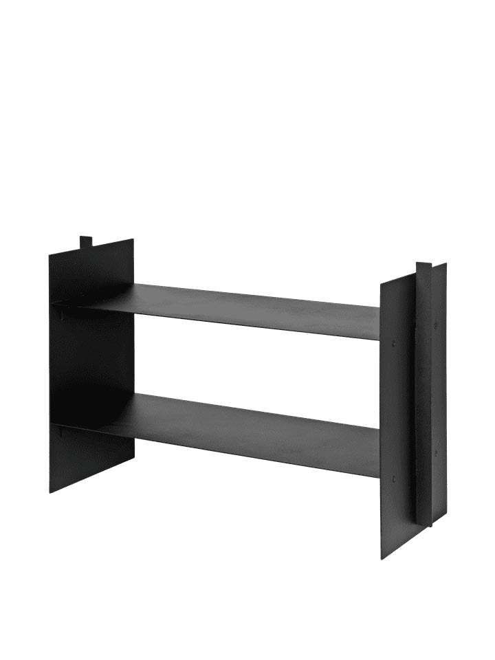 Entdecken Sie das Lager Low Regal von Ferm Living – ein stilvolles, kompaktes Möbelstück mit industriellem Flair, ideal für kleine Räume.