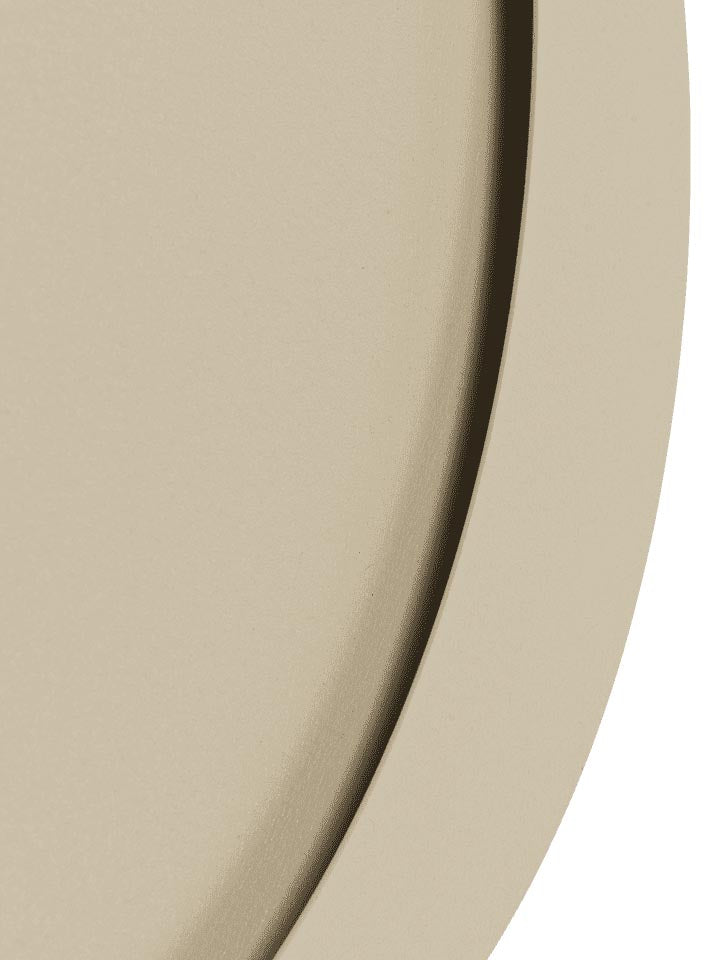 Die Neba Wandleuchte von Ferm Living bringt mit ihrem eleganten Mondsichel-Design und dimmbarer Beleuchtung eine zauberhafte Atmosphäre ins Kinderzimmer.