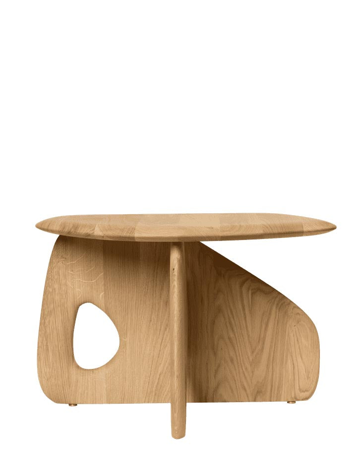 Erleben Sie den Oar Couchtisch 50 von Ferm Living – ein stilvolles Möbelstück aus hochwertiger Eiche, das Eleganz und Vielseitigkeit perfekt kombiniert.