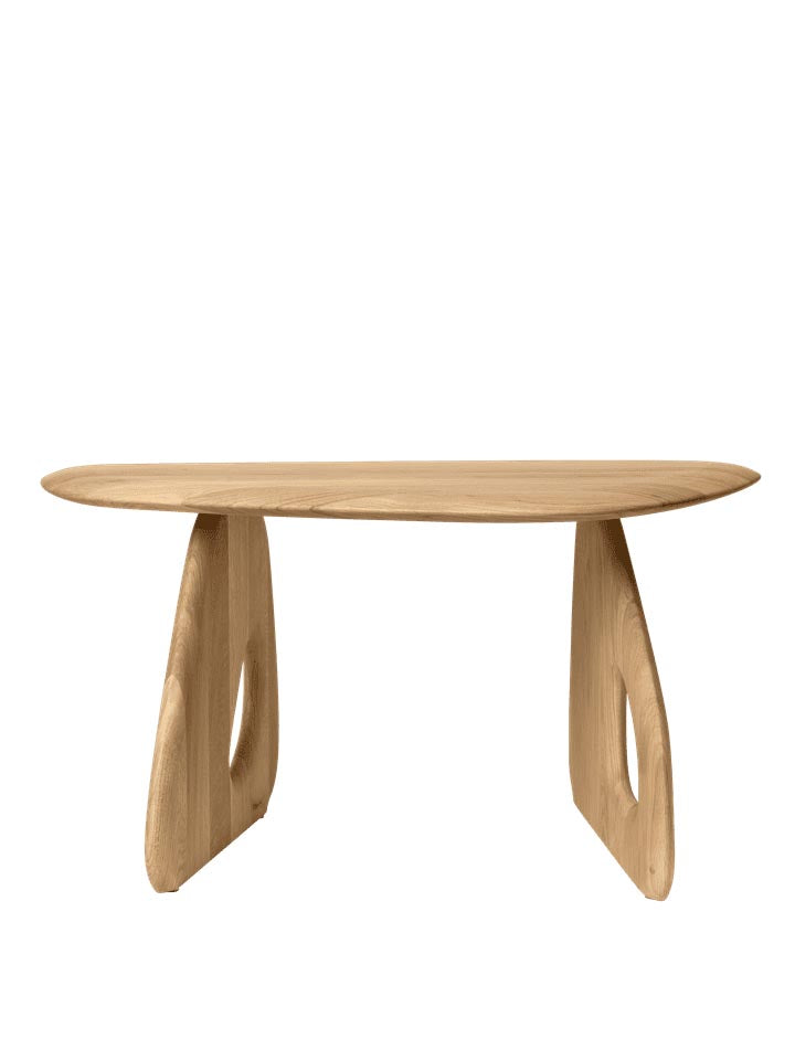 Erleben Sie den Oar Couchtisch 70 von Ferm Living – ein stilvolles Möbelstück aus FSC®-zertifizierter Eiche, das Eleganz und Vielseitigkeit in Ihr Zuhause bringt.