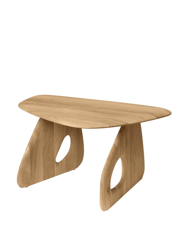 Entdecken Sie den Oar Couchtisch 70 von Ferm Living – ein eleganter Tisch aus massiver Eiche mit raffinierten Messingfüßen, der jedem Raum Stil verleiht.