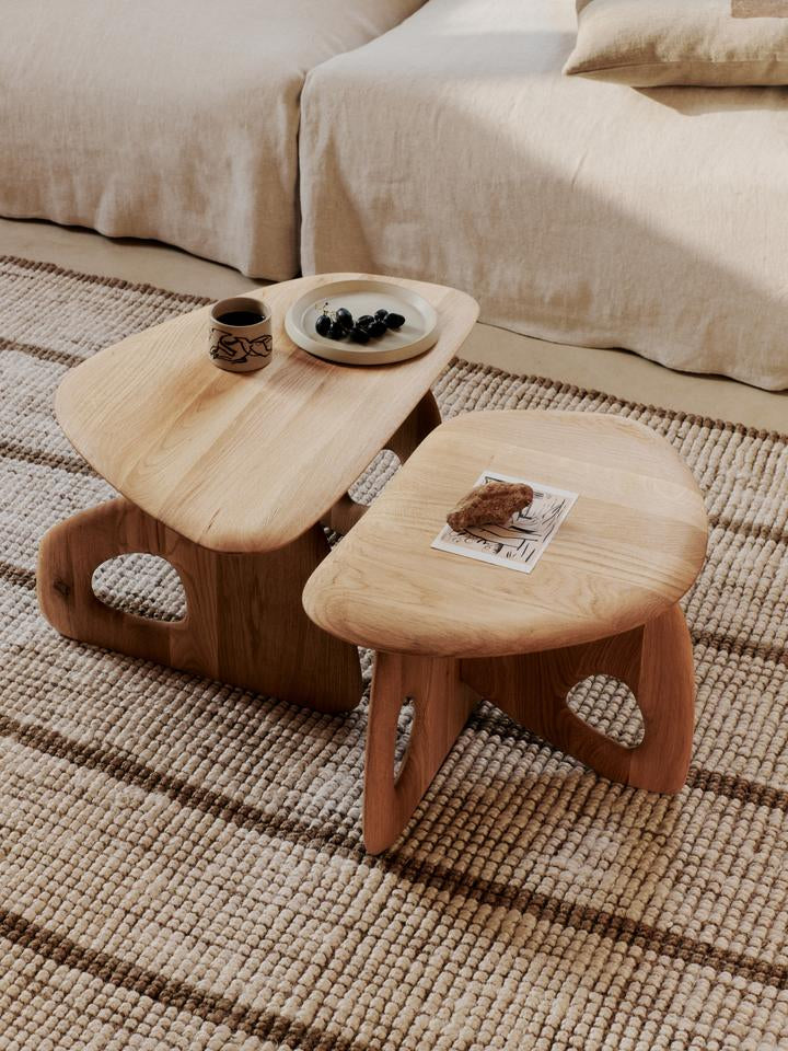 Entdecken Sie den Oar Couchtisch 70 von Ferm Living – ein eleganter Tisch aus massiver Eiche mit raffinierten Messingfüßen, der Funktionalität und Stil vereint.