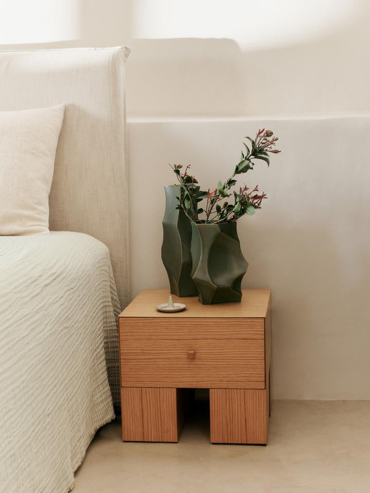Entdecken Sie den Kuben Nachttisch 1x1 von Ferm Living – ein stilvoller, nachhaltiger Beistelltisch aus FSC®-zertifiziertem Eichenfurnier.