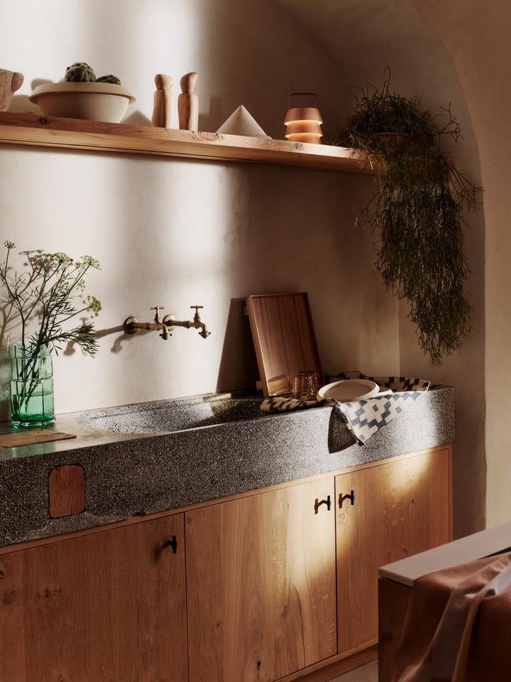 Entdecken Sie die Luver Tragbare Lampe von Ferm Living – ein elegantes Designstück aus hochwertigem Holz, das Stil und Flexibilität für jeden Raum bietet.