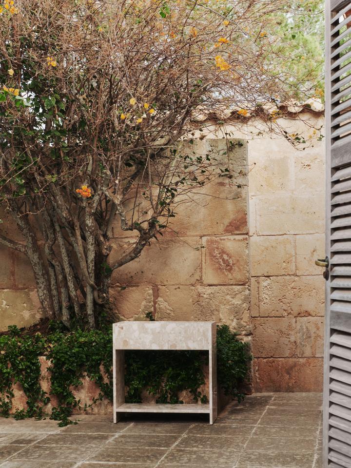 Entdecken Sie die elegante Stone Plant Box von Ferm Living – ein luxuriöser Pflanzenbehälter aus Naturstein mit Messingfüßen für stilvolle Akzente.