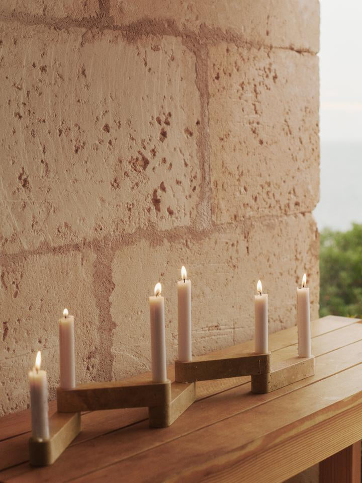 Entdecken Sie das Newel Modular Kerzenhalteset von Ferm Living – ein skulpturales Design, das Funktionalität und Eleganz vereint.