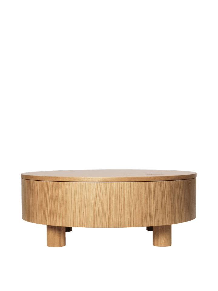 Erleben Sie den Olles Aufbewahrungstisch Ø80 von Ferm Living – ein eleganter Beistelltisch mit cleverem Stauraum und umweltfreundlicher Bauweise.