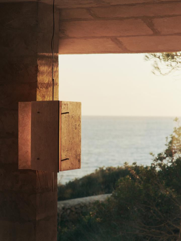 Oeste Pendelleuchte  in Sand präsentiert im Onlineshop von KAQTU Design AG. Pendelleuchte ist von Ferm Living