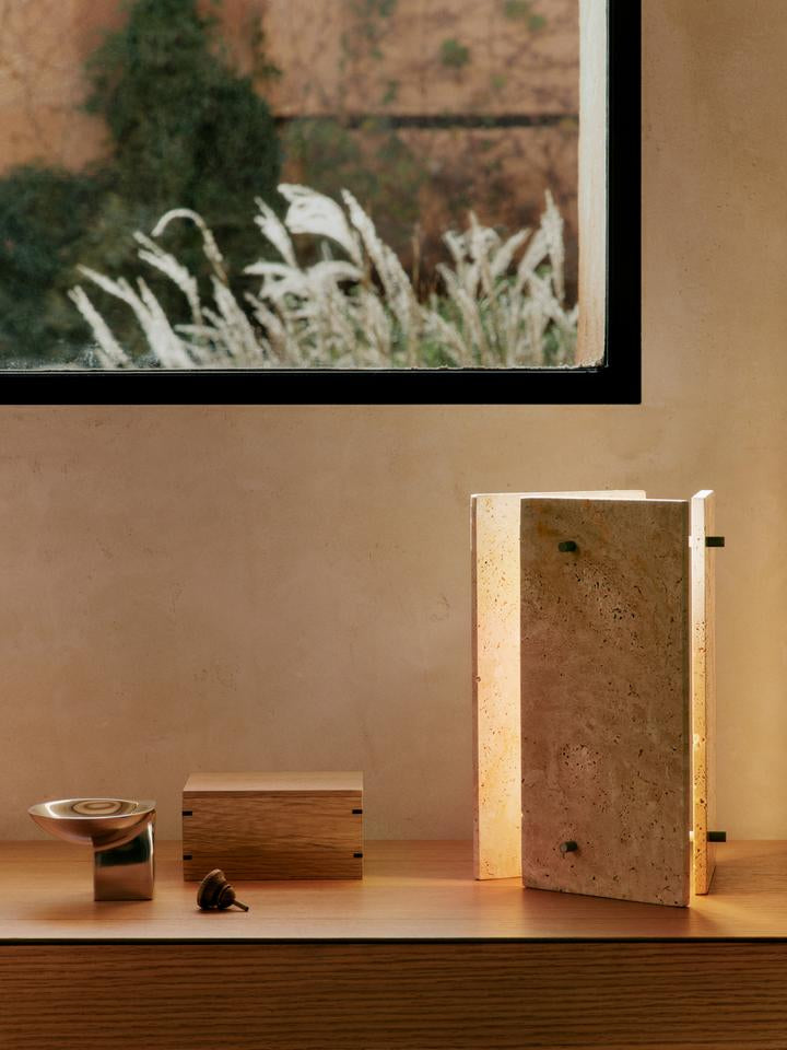 Die elegante Oeste Tischlampe von Ferm Living vereint skandinavisches Design und Funktionalität. Aus Travertin gefertigt, schafft sie eine warme Atmosphäre.