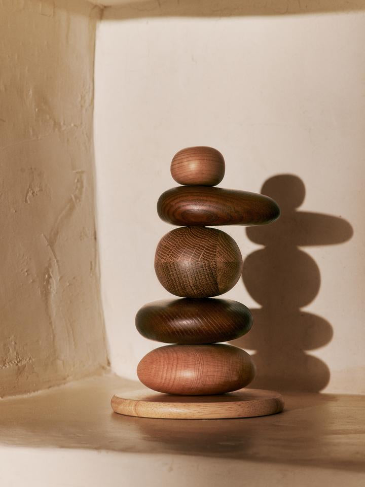 Pebble Stapelblöcke  in Multi präsentiert im Onlineshop von KAQTU Design AG. Spielzeug ist von Ferm Living