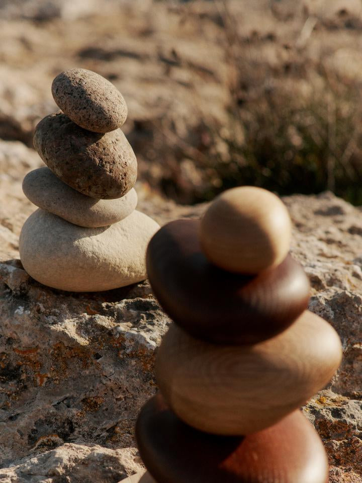 Erleben Sie die Pebble Stapelblöcke von Ferm Living – ein nachhaltiges, kreatives Spielzeug, das Kinder zum Spielen und Gestalten anregt.