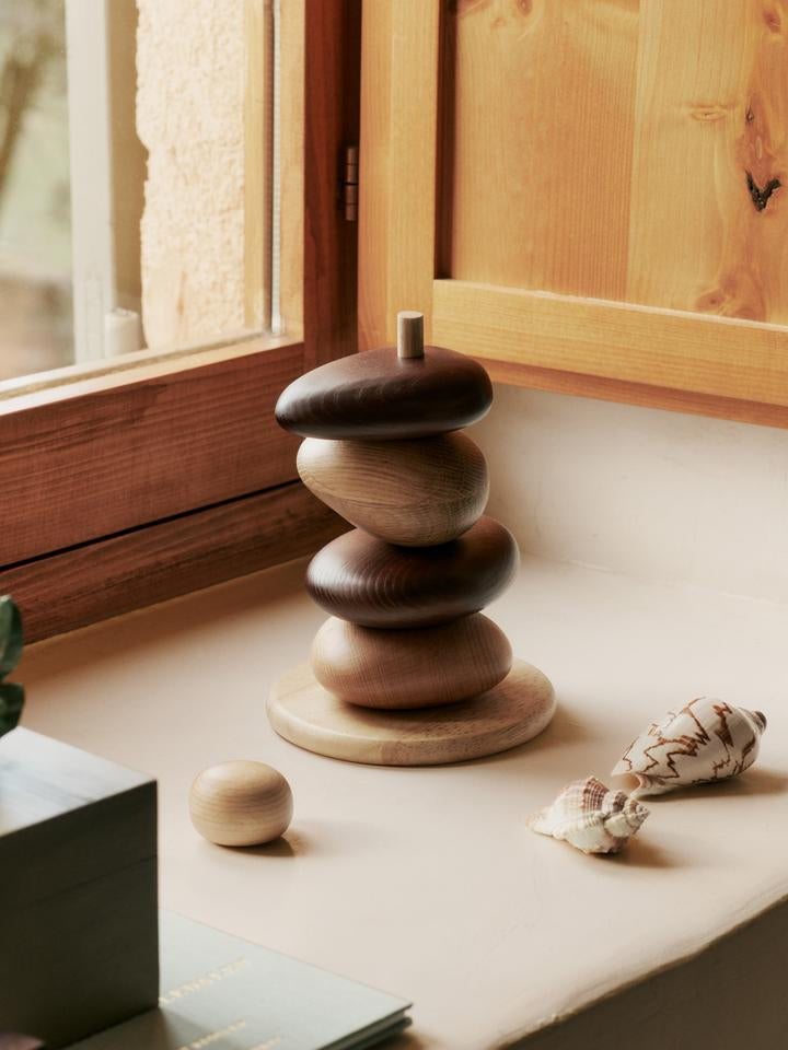 Erleben Sie die Pebble Stapelblöcke von Ferm Living – ein kreatives, nachhaltiges Spielzeug, das Kinder zum Spielen und Gestalten anregt.