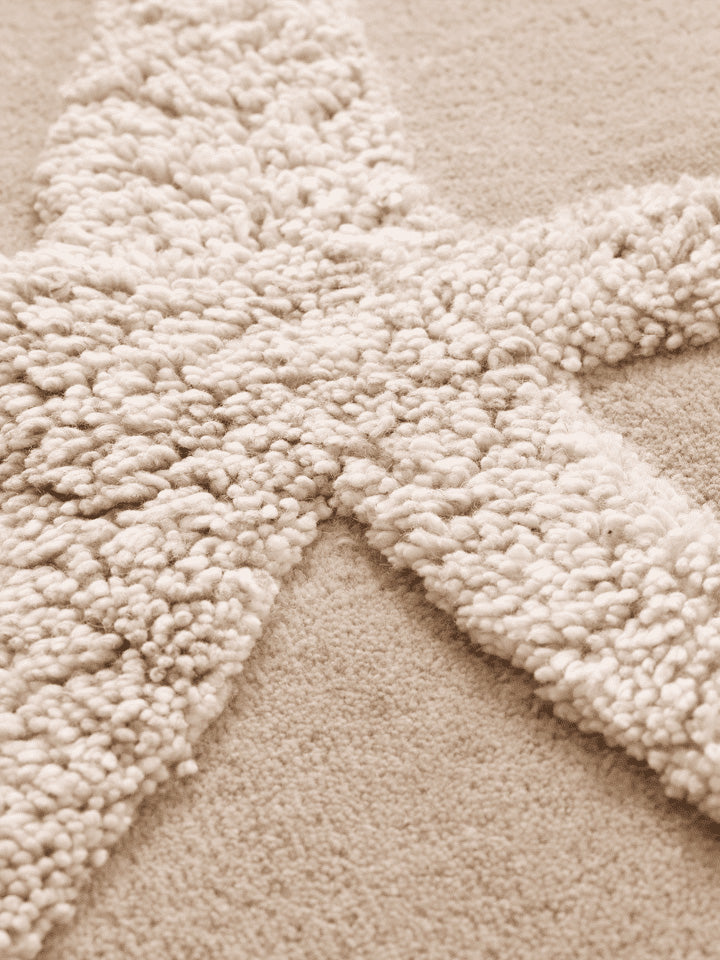 Kove Tufted Teppich in Natürlich präsentiert im Onlineshop von KAQTU Design AG. Teppich ist von Ferm Living