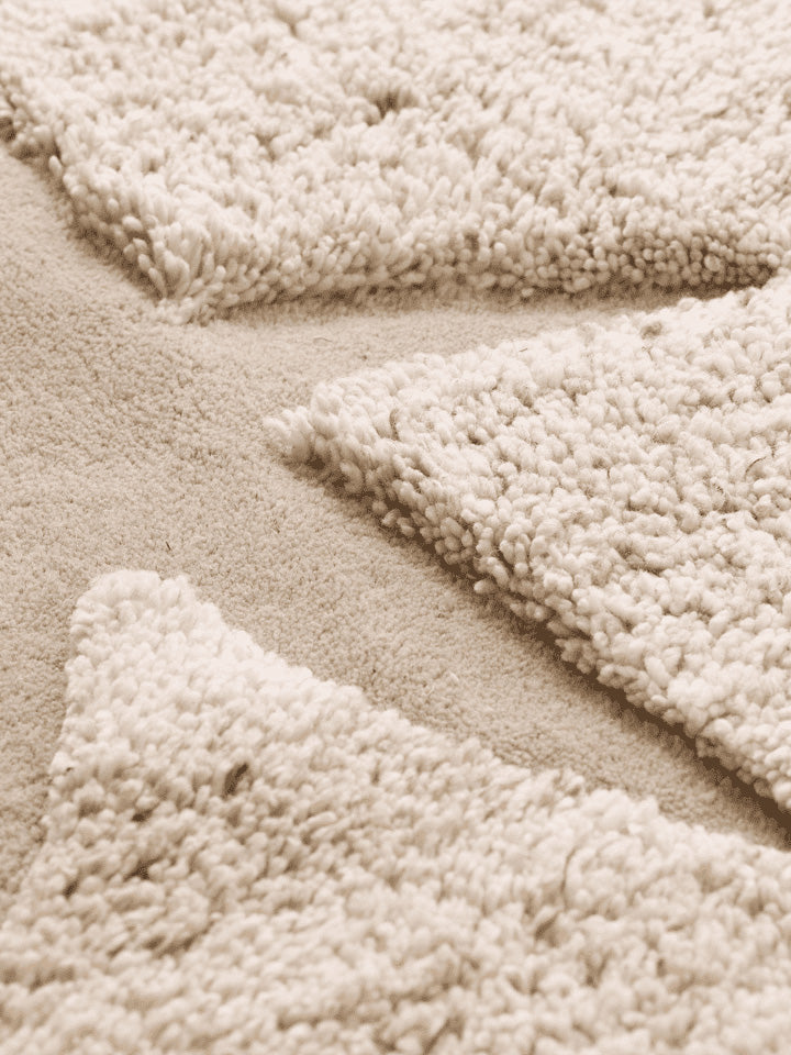 Kove Tufted Teppich in Cremeweiss präsentiert im Onlineshop von KAQTU Design AG. Teppich ist von Ferm Living