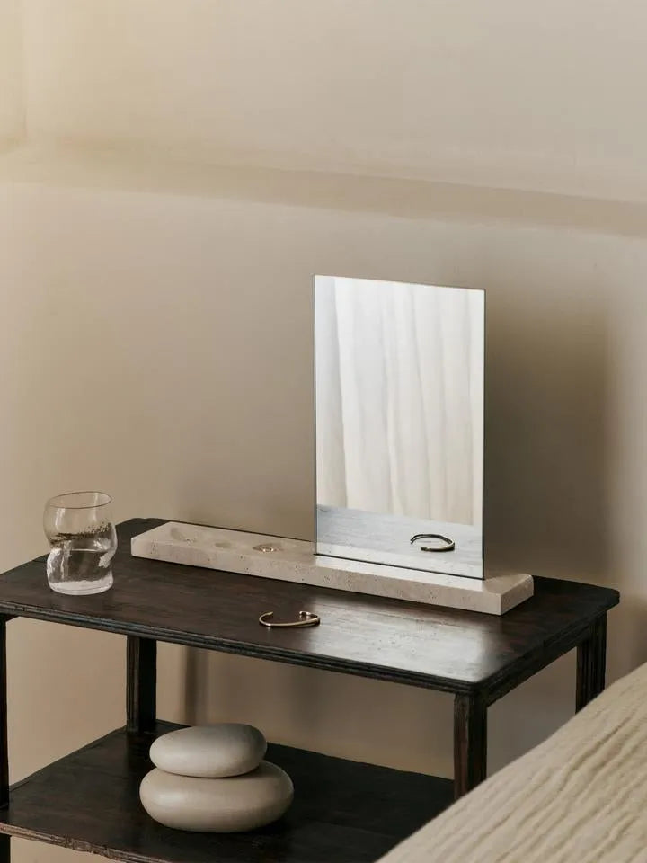 Caseta Tischspiegel in Travertin präsentiert im Onlineshop von KAQTU Design AG. Tischspiegel ist von Ferm Living