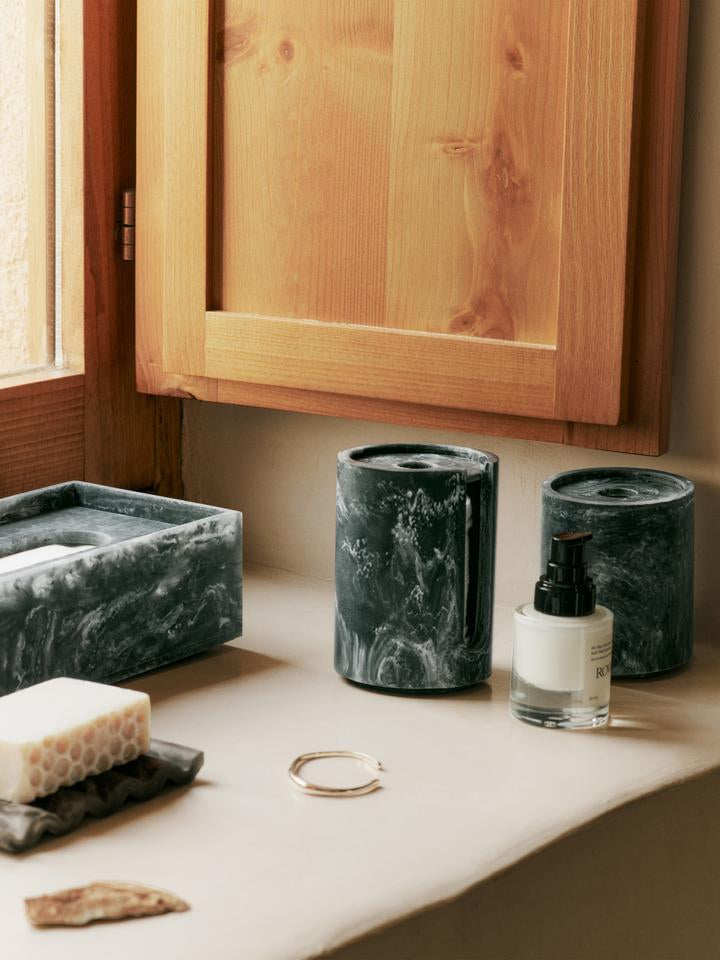 Entdecken Sie die elegante Mist Kosmetiktuchbox von Ferm Living – stilvolles Badzubehör aus hochwertigem, marmoriertem Resin für Ihr modernes Badezimmer.