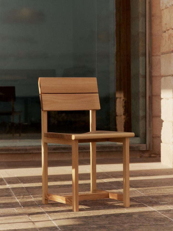 Erleben Sie den Vist Esszimmerstuhl von Ferm Living – ein Meisterwerk aus FSC®-zertifizierter Douglasfichte, das modernes Design und natürliche Materialien vereint.
