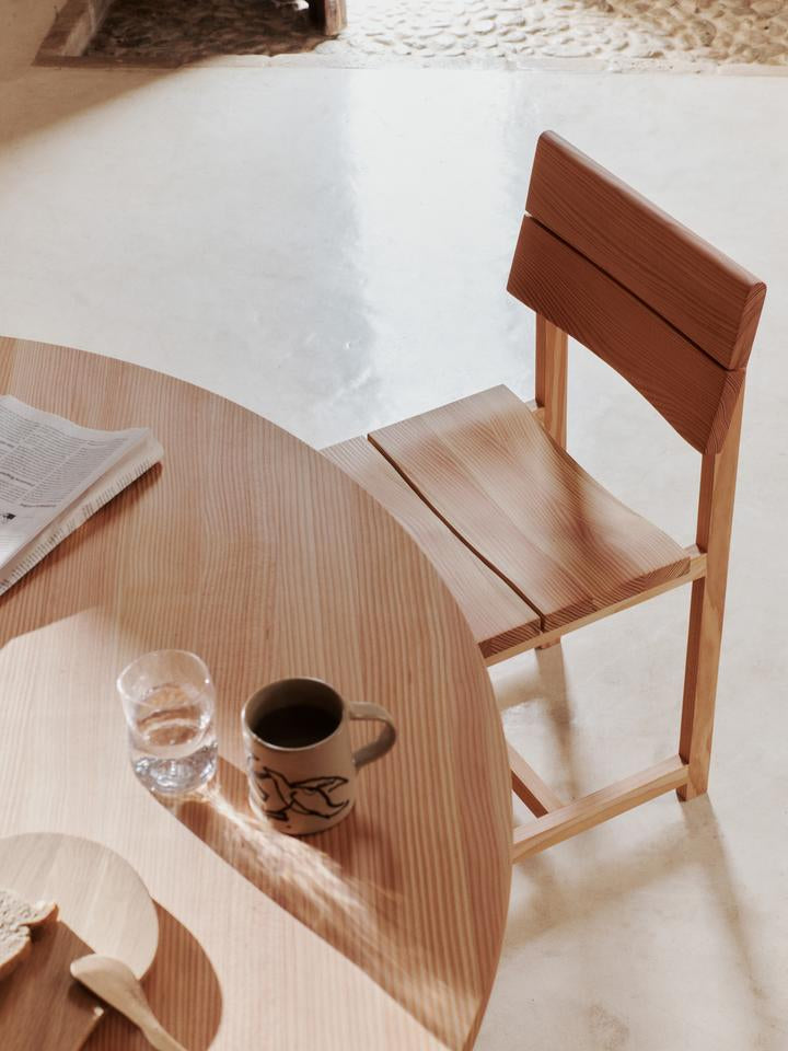 Entdecken Sie den Vist Esszimmerstuhl von Ferm Living – ein zeitloses Möbelstück aus nachhaltiger Douglasfichte, das Eleganz und Komfort vereint.