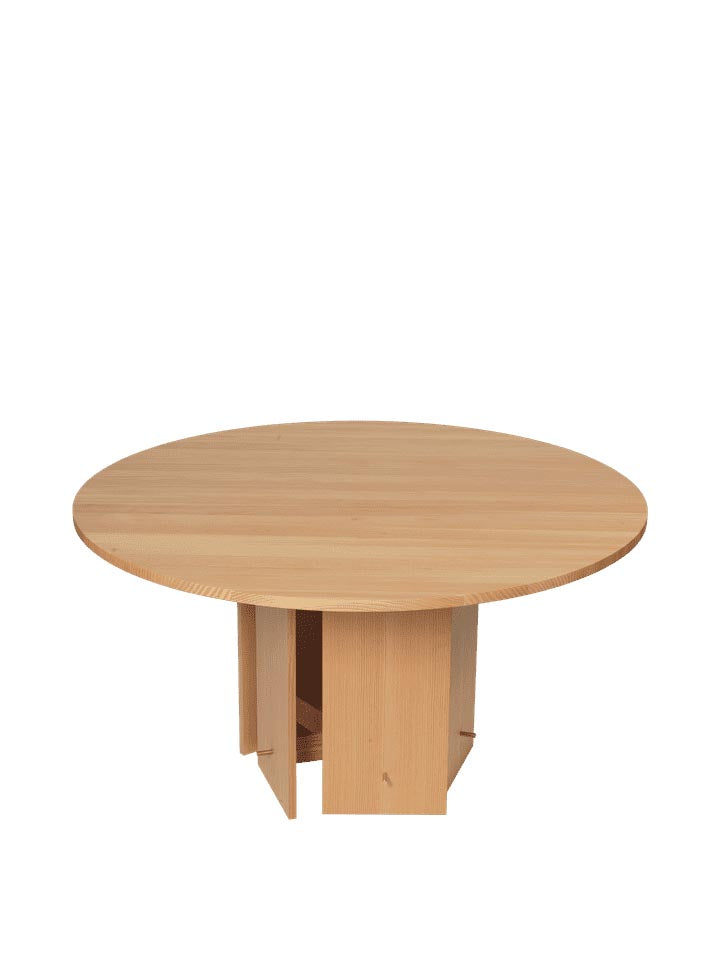 Entdecken Sie den Aukko Esstisch Ø140 von Ferm Living – ein stilvolles, nachhaltiges Designstück, das Eleganz und Funktionalität in Ihr Zuhause bringt.