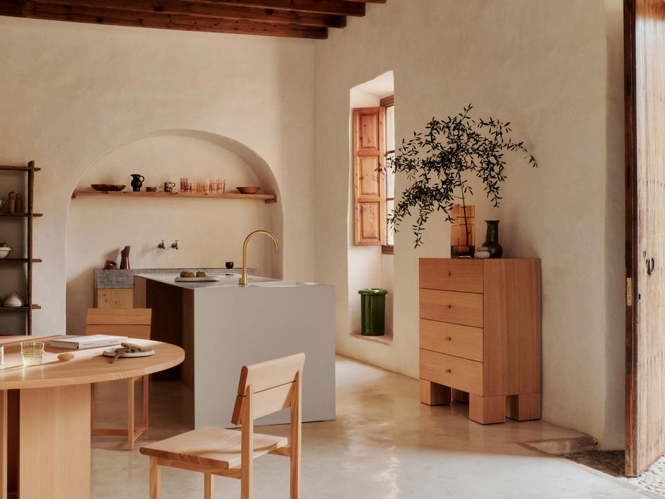 Aukko Esstisch Ø140 in Douglasie präsentiert im Onlineshop von KAQTU Design AG. Esstisch ist von Ferm Living