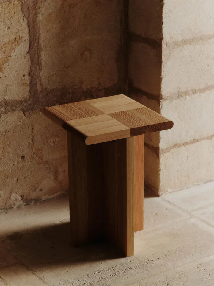 Sala Stück  in Douglasie präsentiert im Onlineshop von KAQTU Design AG. Podest ist von Ferm Living