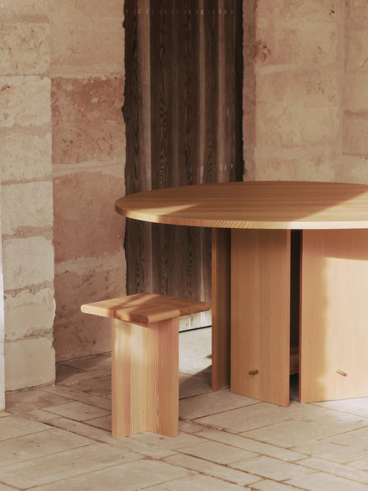 Sala Stück  in Douglasie präsentiert im Onlineshop von KAQTU Design AG. Podest ist von Ferm Living