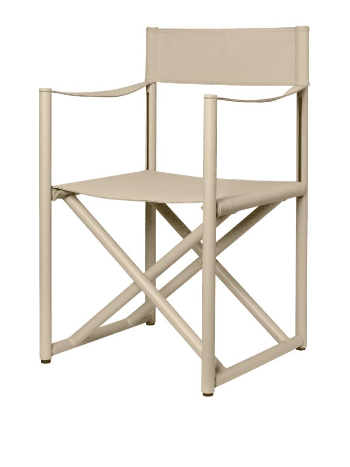 Entdecken Sie den Voya Klappstuhl von Ferm Living – ein stilvoller, wetterfester Begleiter für drinnen und draußen, der Komfort und Eleganz vereint.