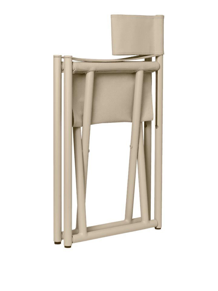 Erleben Sie den Voya Klappstuhl von Ferm Living – ein eleganter, tragbarer Stuhl, der Komfort und Stil für jeden Raum bietet.