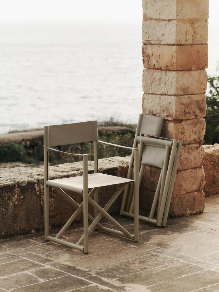 Entdecken Sie den Voya Klappstuhl von Ferm Living – ein stilvolles, vielseitiges Möbelstück, das Komfort und Eleganz für drinnen und draußen vereint.