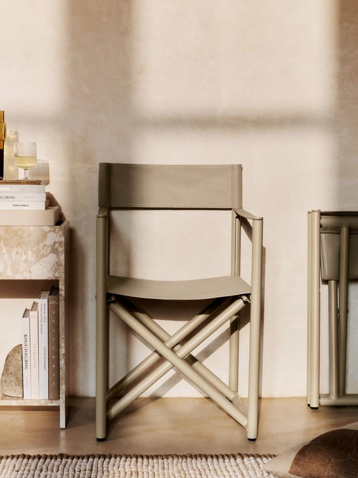 Erleben Sie den Voya Klappstuhl von Ferm Living – ein eleganter, tragbarer Stuhl, der Komfort und Stil für jeden Raum bietet.