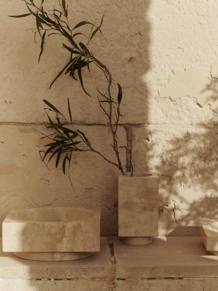 Entdecken Sie die Hew Vase von Ferm Living – ein skulpturales Meisterwerk aus Travertin, das jedem Raum zeitlose Eleganz verleiht.